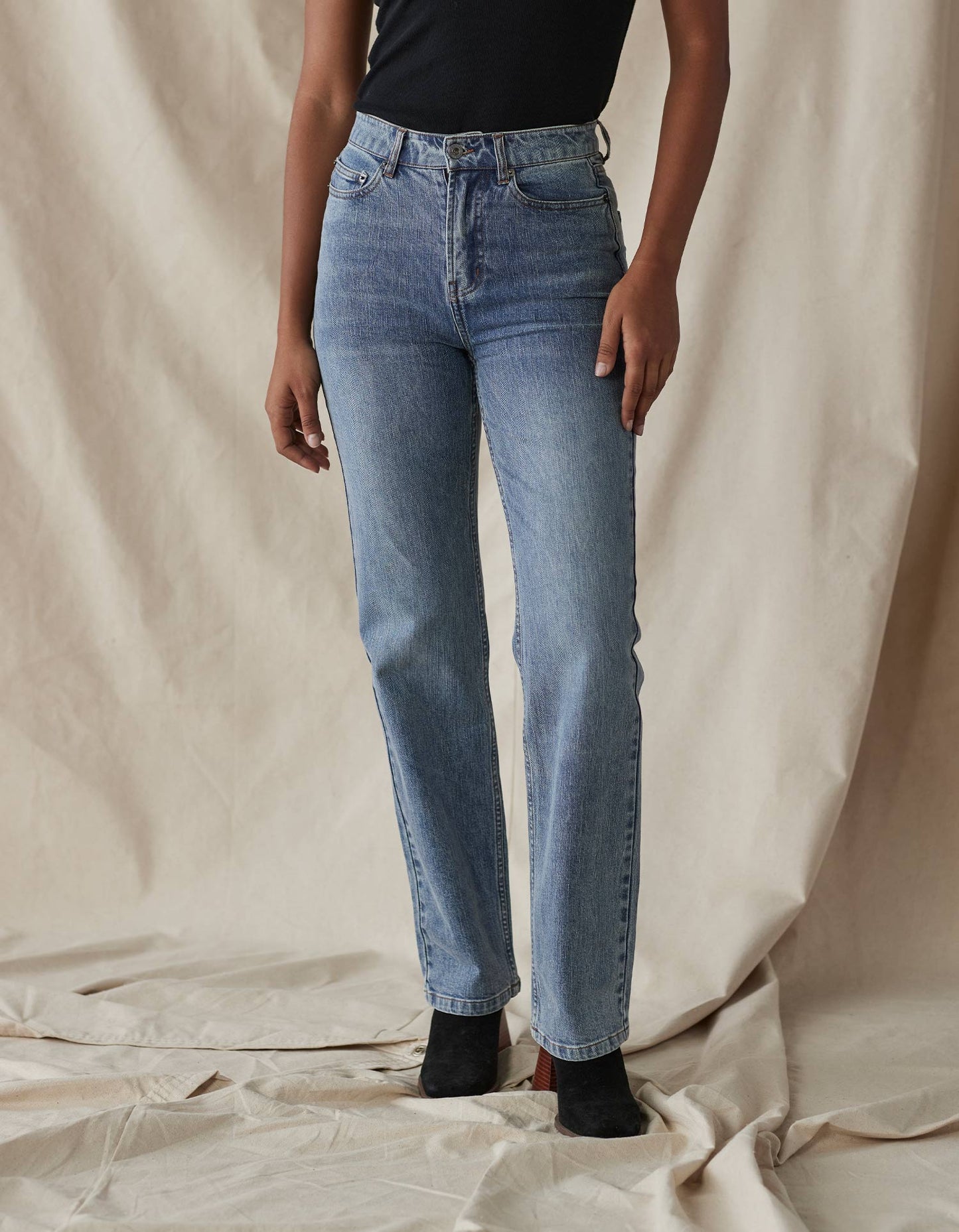 Hi-Rise Straight Jean in Medium Greyson Wash
