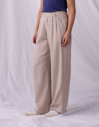 Leukos Linen-Blend Trouser in Sandstone