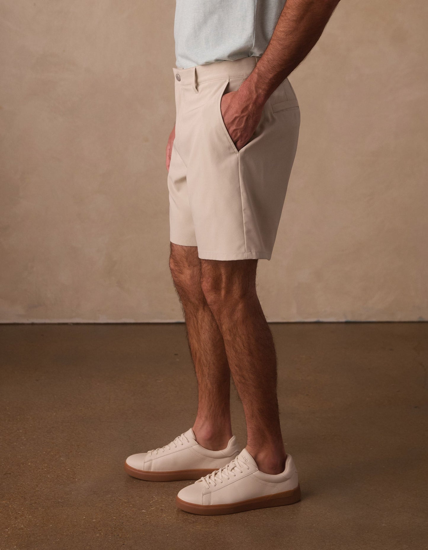 Everyday Hybrid Short in Sand Dune